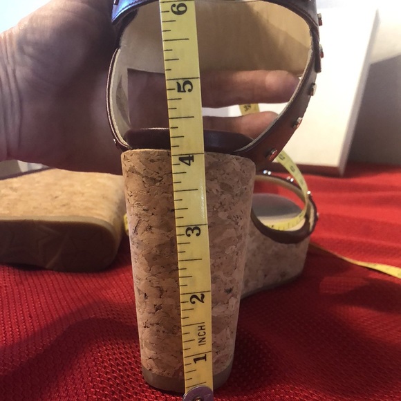 Jimmy choo shinny leather w/ studs. Vino and light gold in color Nelly 100 - Picture 5 of 9